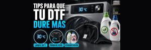 Lavadora con el programa a 30 grados, una camiseta negra del revés y dos botes de detergente: uno neutro admitido y otro con símbolo de prohibido