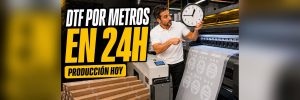 Operario de imprenta señalando un reloj junto a una impresora DTF industrial imprimiendo un rollo, con pedidos embalados en tubos listos para enviar