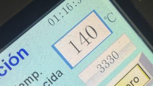 Plancha térmica de transfer DTF configurada a 140 °C sobre la pantalla de control