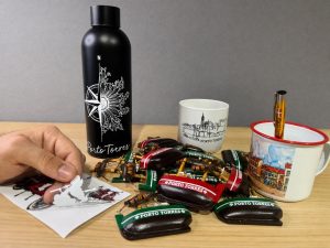 Objetos personalizados con DTF UV: botella térmica, tazas de cerámica y esmalte, bolígrafo e imanes de recuerdo